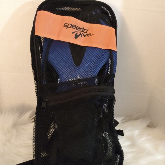 Speedo JR flippers and dive bag with a few grains of sand from Hawaii. - Picture 5 of 5